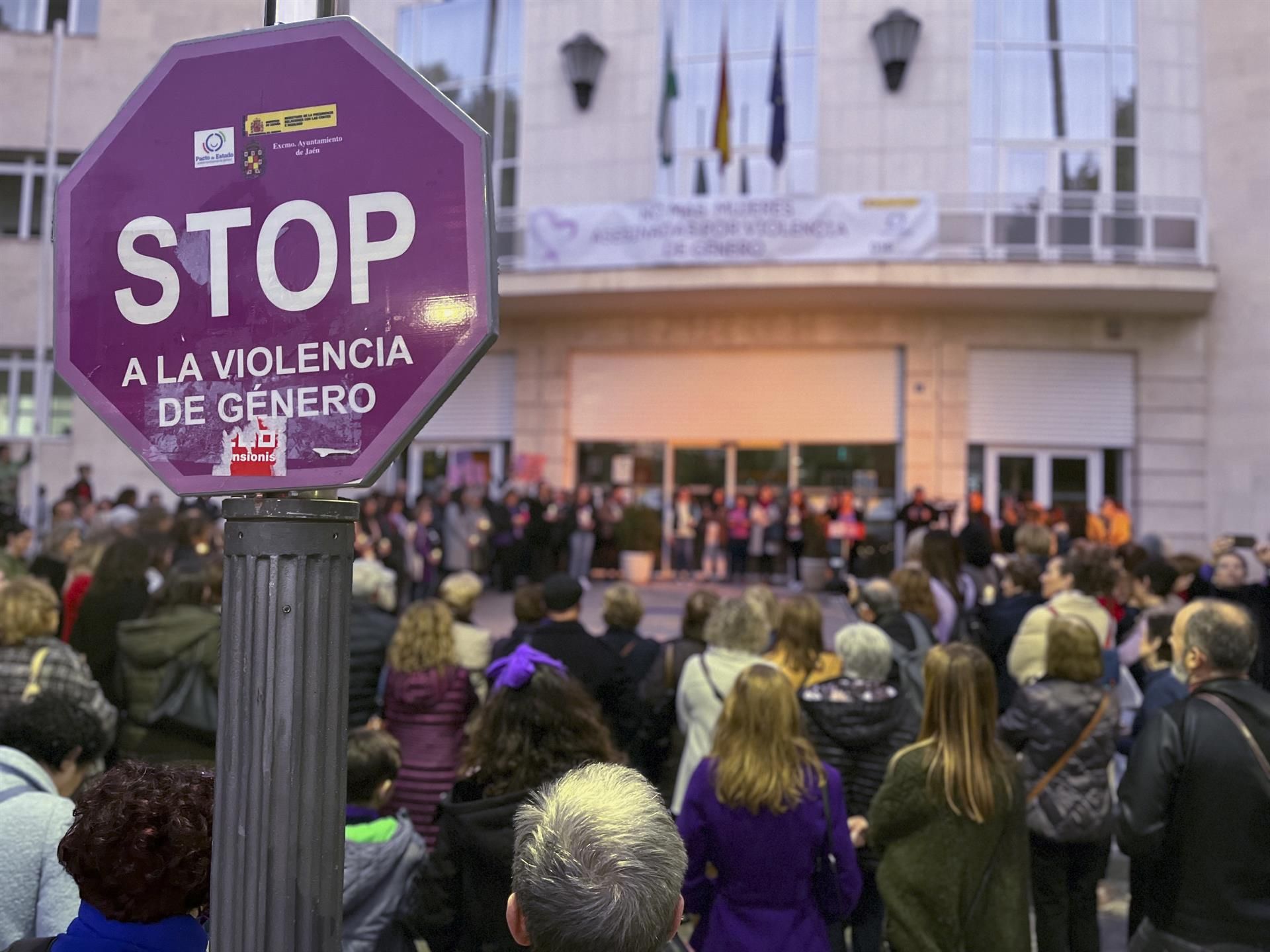 Un grupo de personas asiste a una concentración contra la violencia machista en Jaén, donde se colocó una vela por cada asesinada en este 2022.