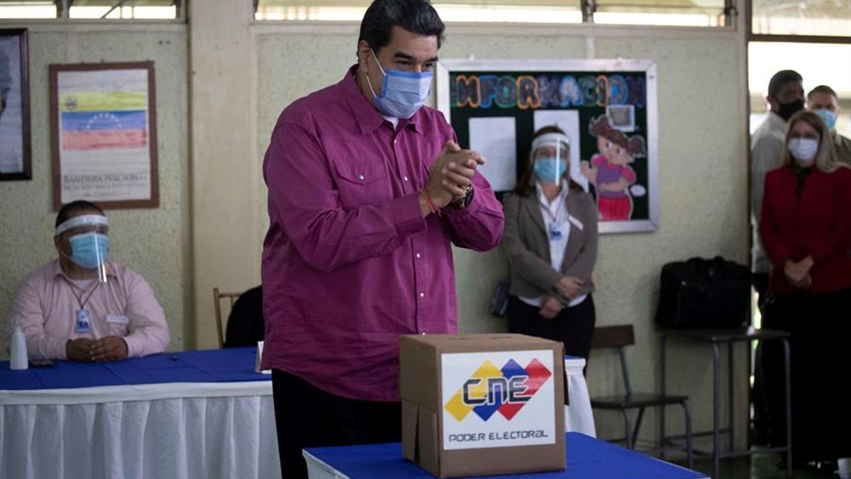 Nicolás Maduro, en el momento de depositar su voto.