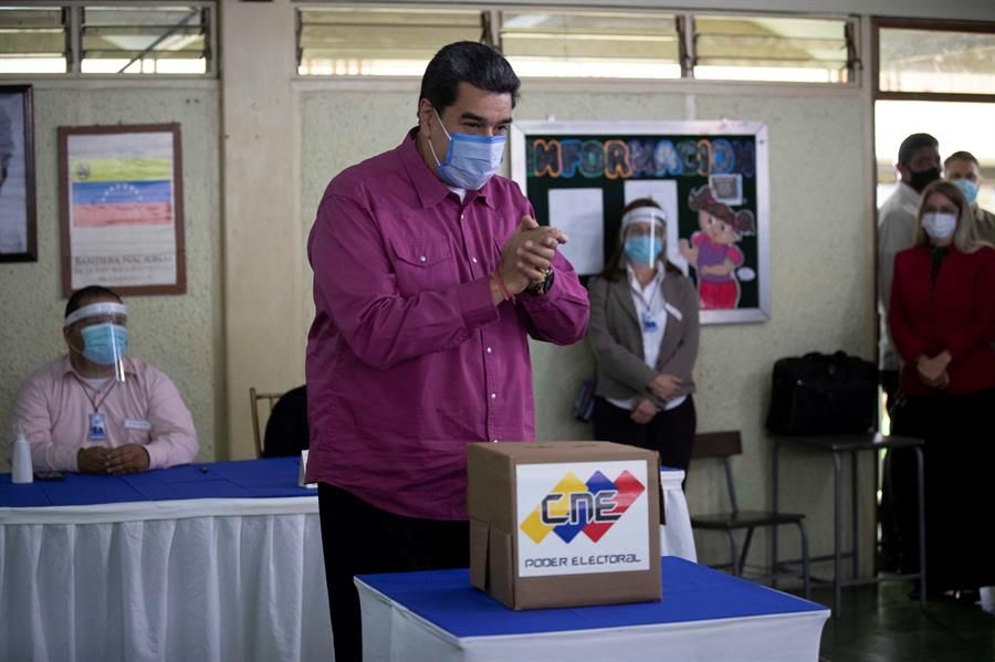 Nicolás Maduro, en el momento de depositar su voto.