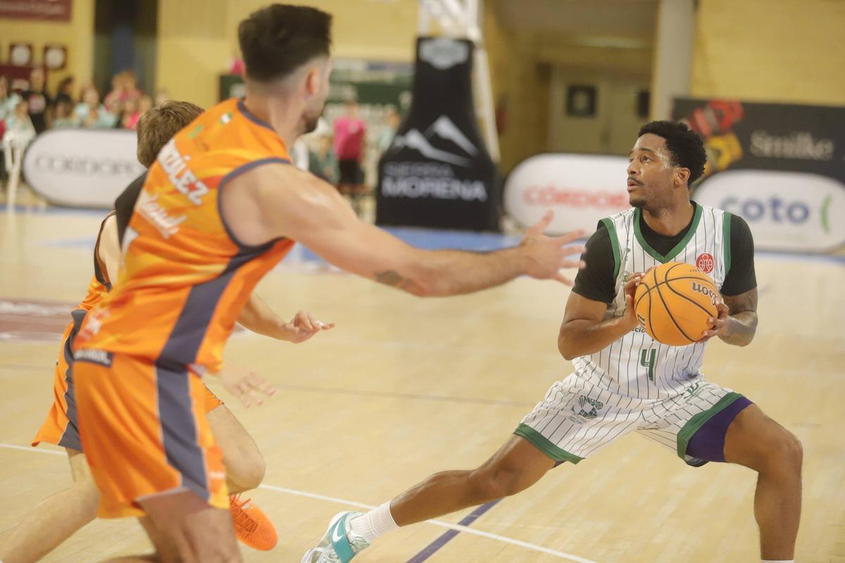 Black se busca un espacio para intentar un lanzamiento.