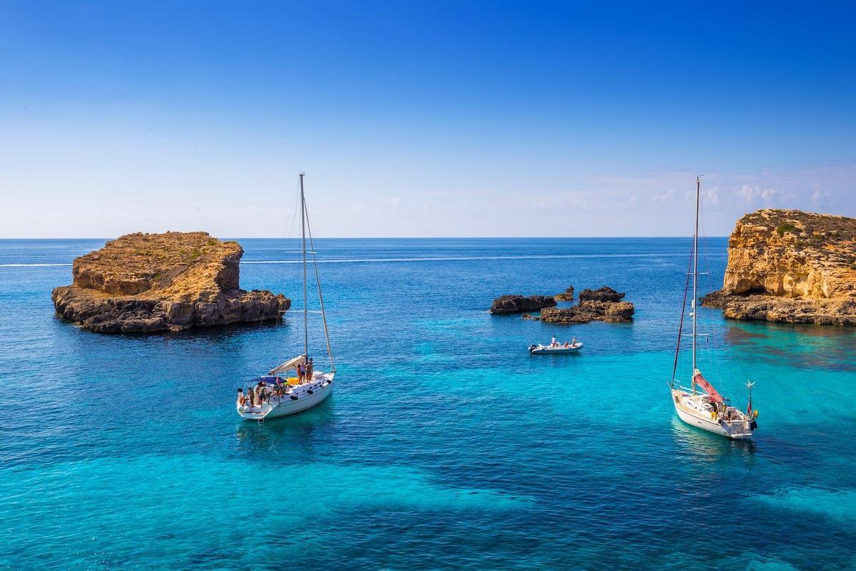 Vista general de barcos en las aguas de Malta