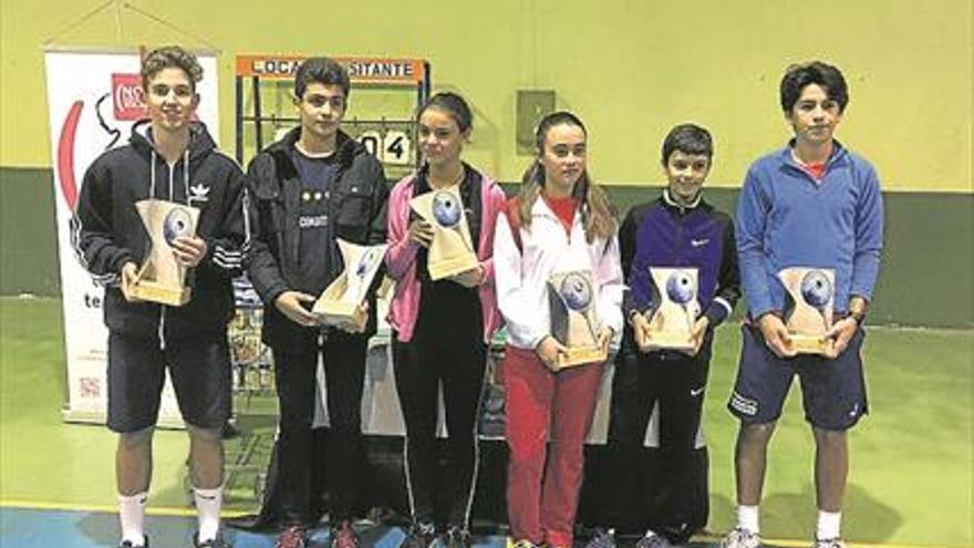 El torneo de tenis recauda 300 potitos infantiles para la Red Madre