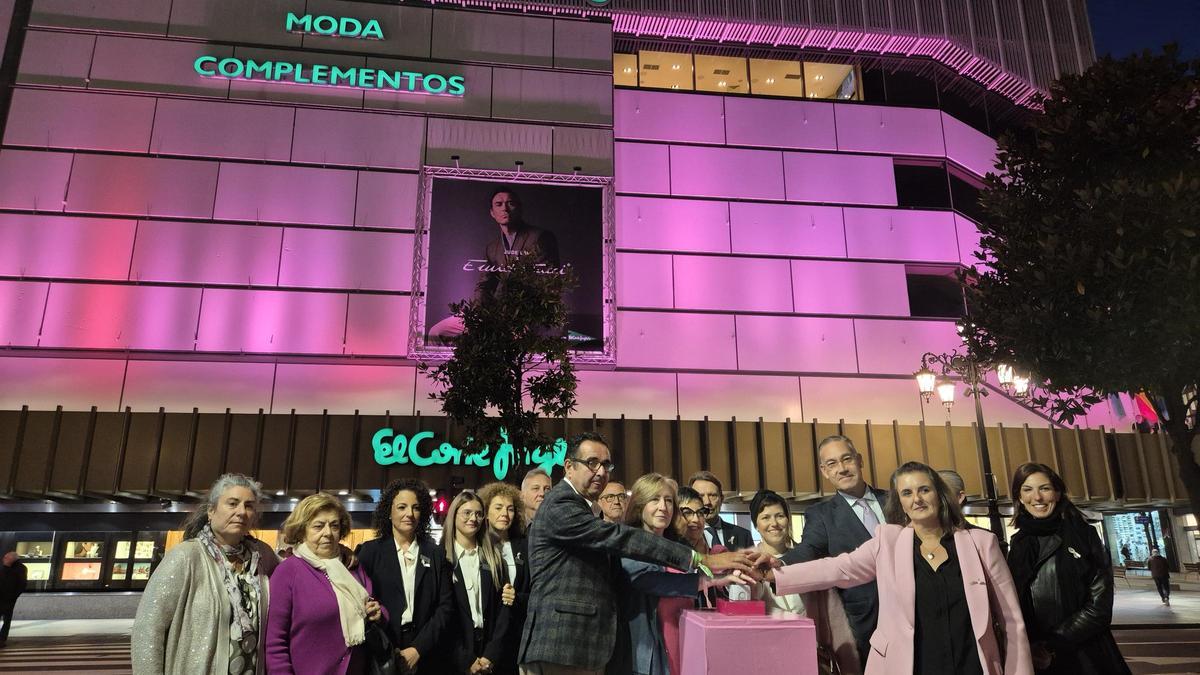 El Corte Inglés de Oviedo ilumina su fachada de rosa en apoyo a la lucha contra el cáncer de mama