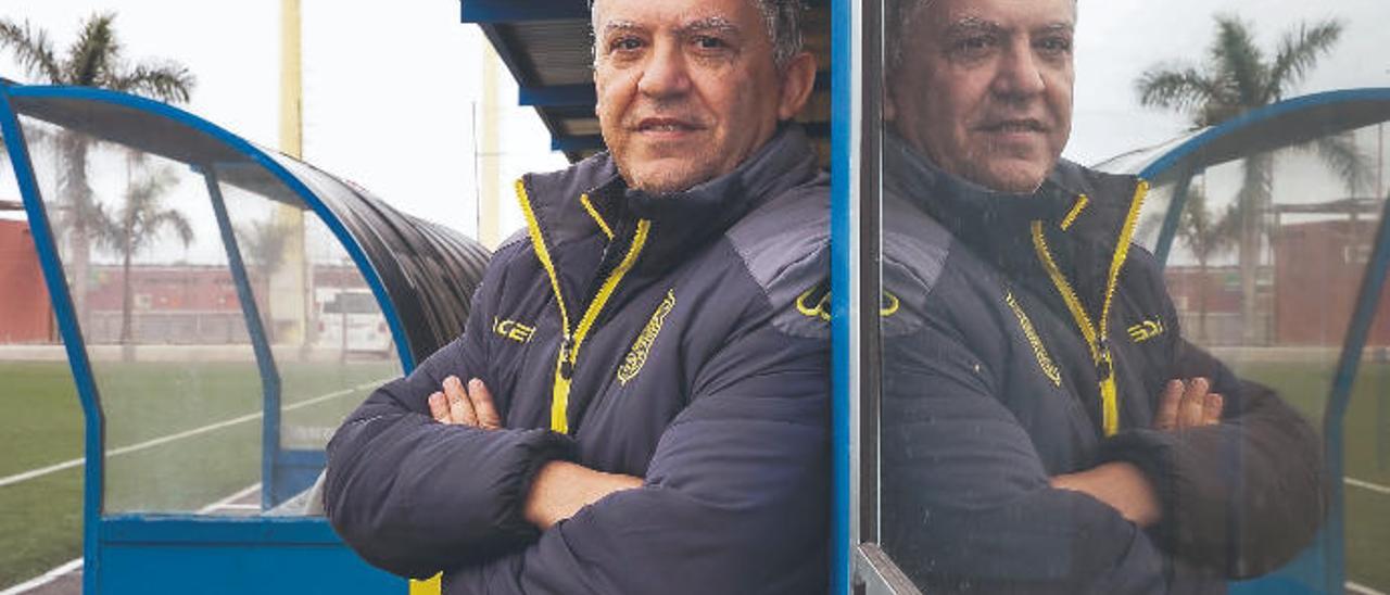 El entrenador de Las Palmas Atlético y extécnico de la UD Juan Manuel Rodríguez posa, ayer, junto a uno de los banquillos del Anexo.