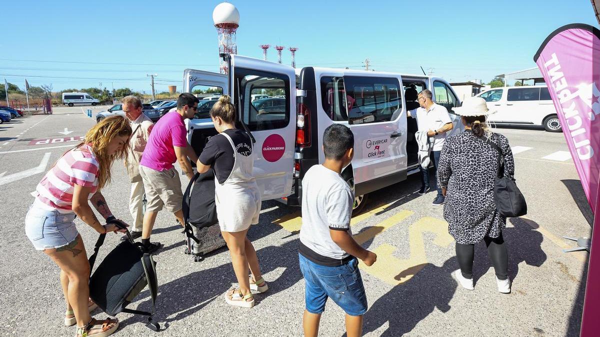 Turistas recogiendo su vehículo de alquiler en una empresa situada junto al aeropuerto.