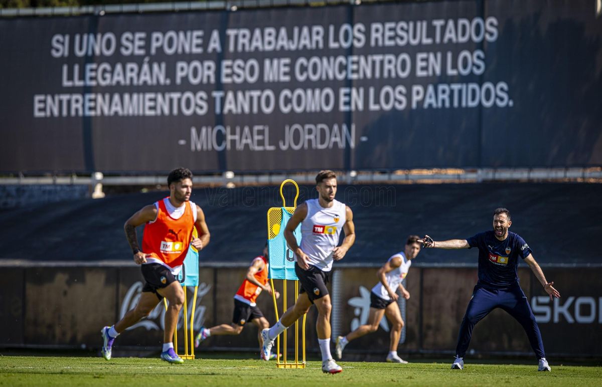 Carlos Corberán, durante un entrenamiento de pretemporada.