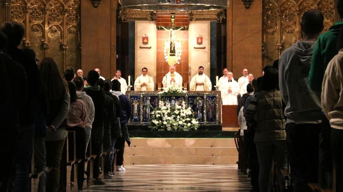 Un instant de la missa amb joves en el marc de la trobada 'Mil·lenari jove" al Monestir de Montserrat