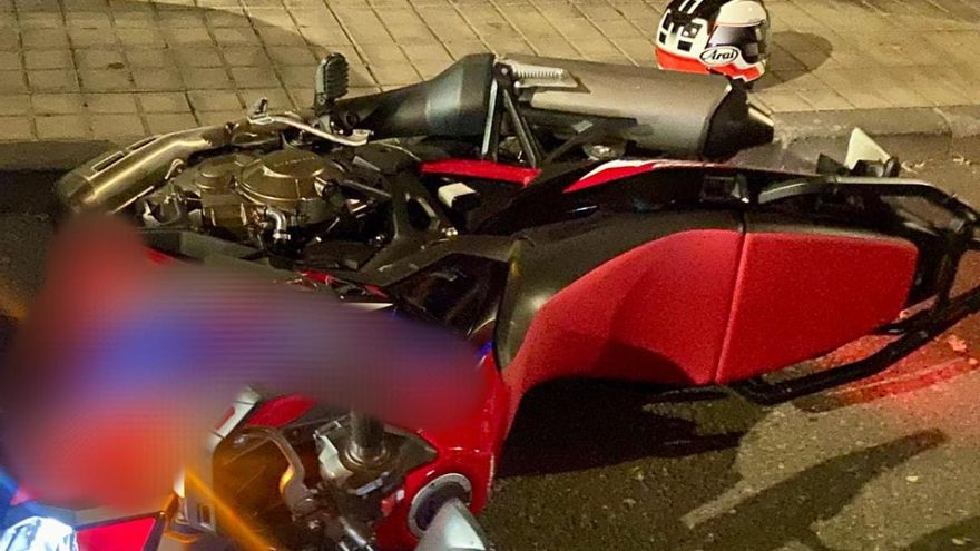 Un motorista ebrio agrede a dos policías tras saltarse semáforos en rojo y pasos de peatones