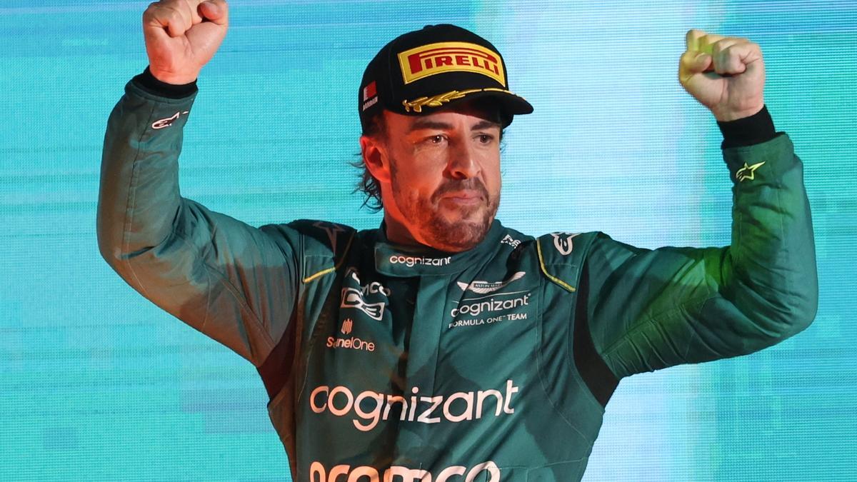 Alonso festeja su tercer puesto en Bahréin