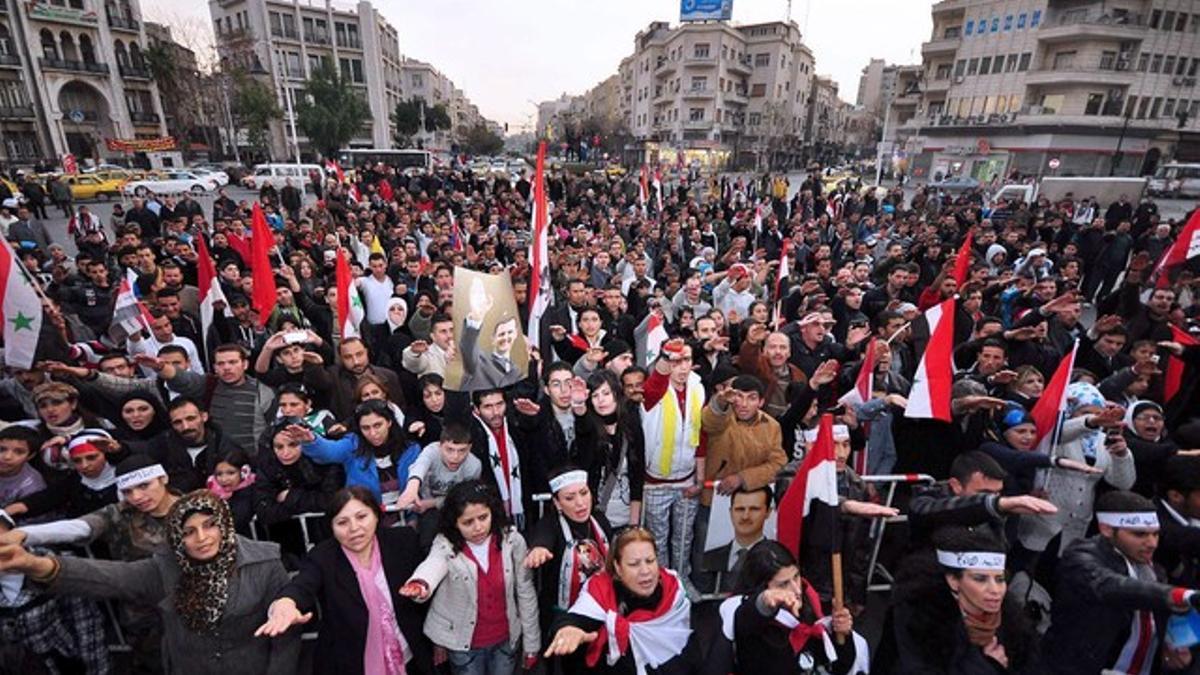 Concentración de simpatizantes del presidente sirio, Bachar al Asad, para condenar los atentados del pasado 23 de diciembre, en Damasco, Siria.