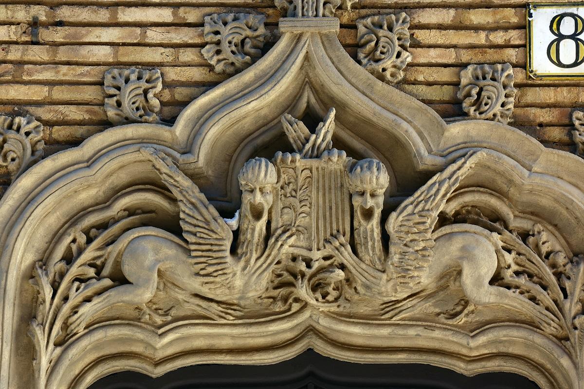 Grifos en un conocido edificio de Zaragoza