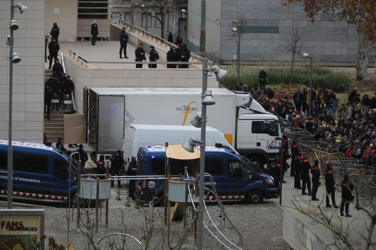 Lleida 11/12/2017 Icult La Guardia Civil ha desplegado esta madrugada un dispositivo, con apoyo de Mossos d'Esquadra y la Guardia Urbana, para blindar los accesos al Museu de Lleida, donde se ha procedido al traslado de las 44 obras de arte de Sijena reclamadas por Aragón. FOTO DANNY CAMINAL