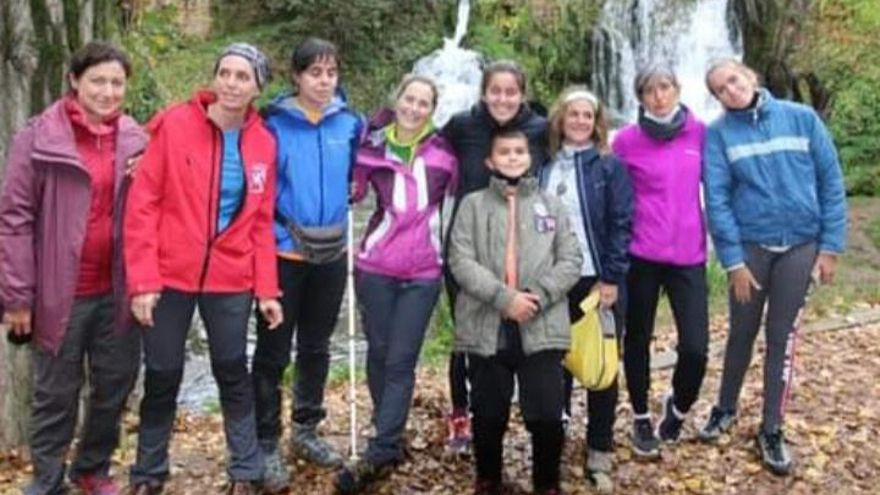 Imagen de familia de una expedición de la asociación madrileña Bukaneros Solidarios.