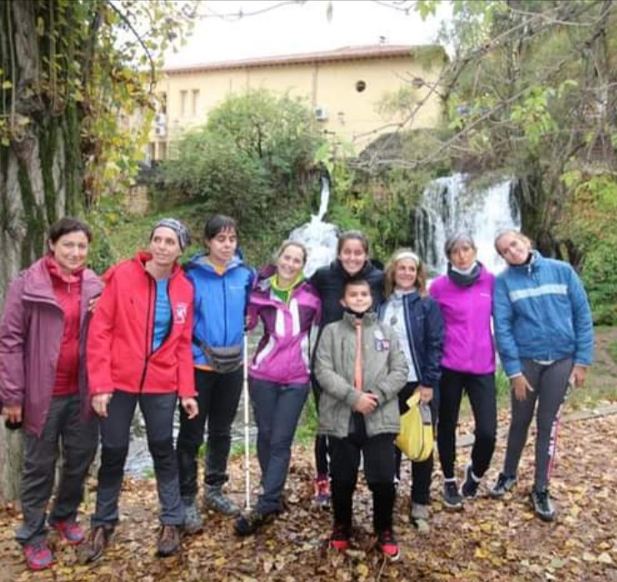 Imagen de familia de una expedición de la asociación madrileña Bukaneros Solidarios.