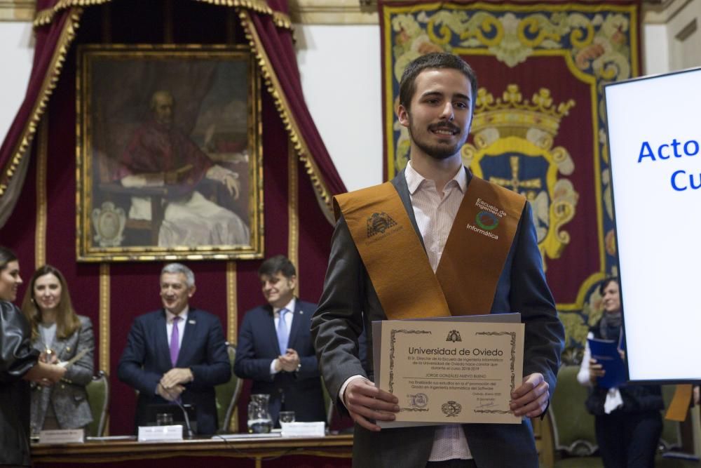 Acto académico de la Escuela de Ingeniería Informática, en el que se entregan los diplomas y becas a la 6ª Promoción del Grado en Ingeniería Informática del Software y a la 12ª Promoción de egresados