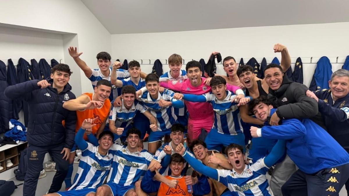 Los jugadores del Dépor juvenil celebrando la victoria