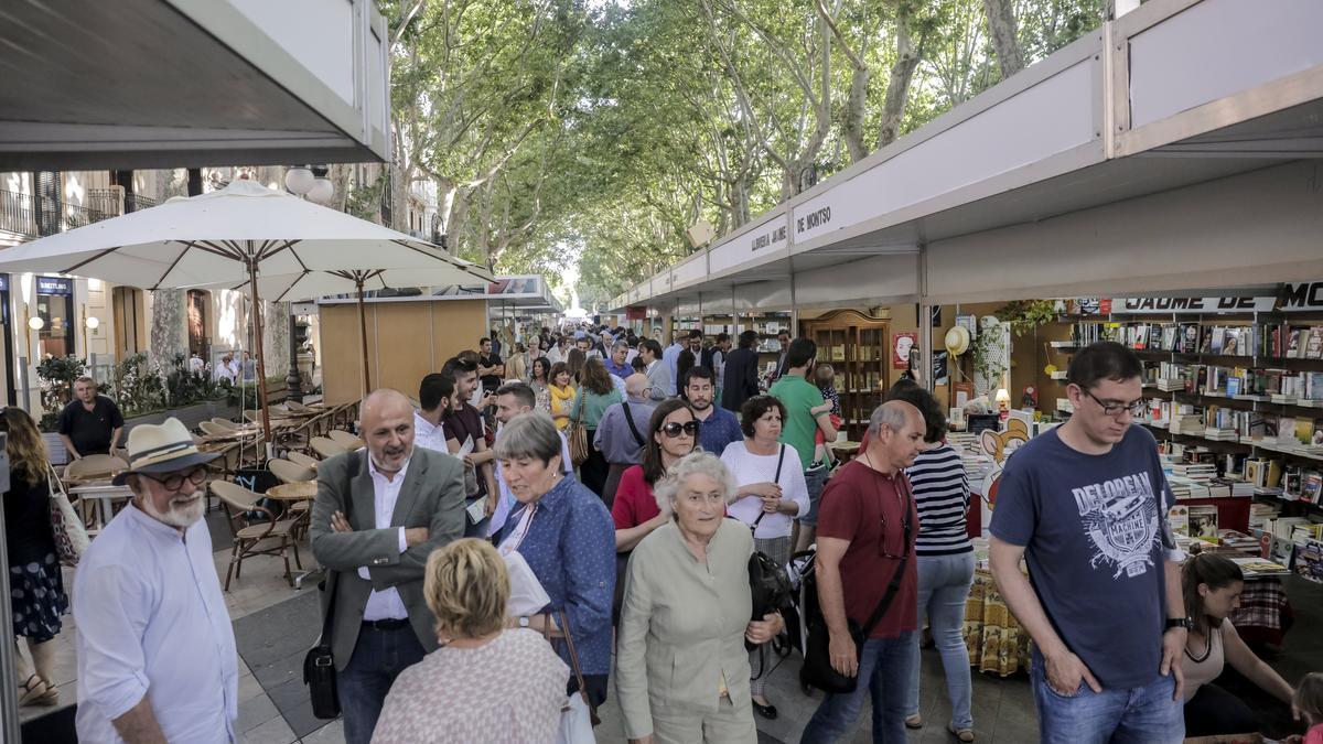 Es könnte wieder ähnlich wuselig werden auf dem Passeig des Born: Literatur-Liebhaber im Jahr 2018 bei der Eröffnung der Fira del Llibre.