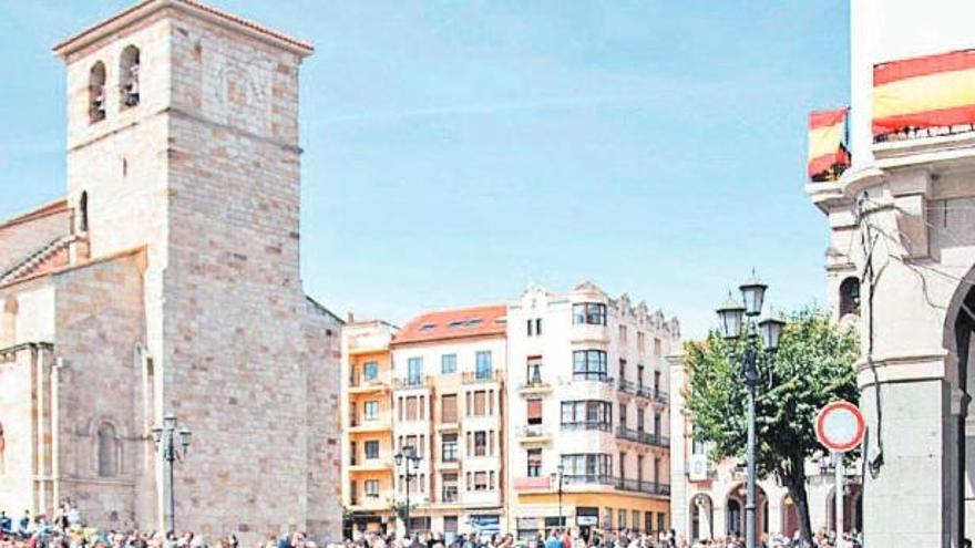 Gente en la Plaza Mayor tras una procesión.