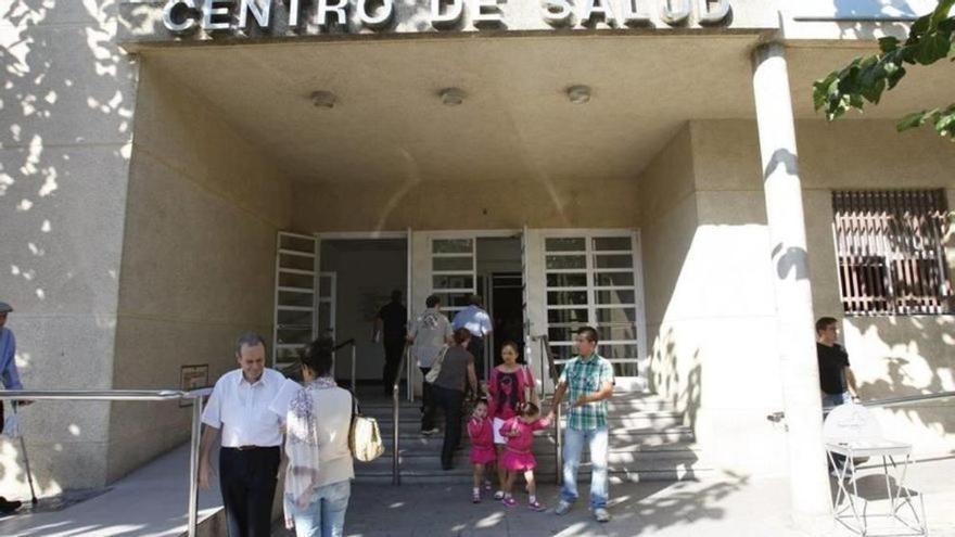 Un paciente da un puñetazo a un médico e intenta asfixiar a un técnico de emergencias que acudieron a su casa