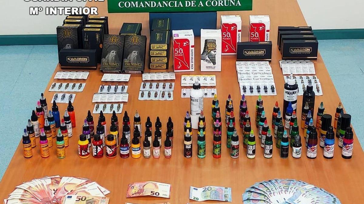 La Guardia Civil interviene agujas, tintas, dinero y drogas tras inspeccionar 23 locales de tatuajes, micropigmentación y piercing en A Coruña y su área.