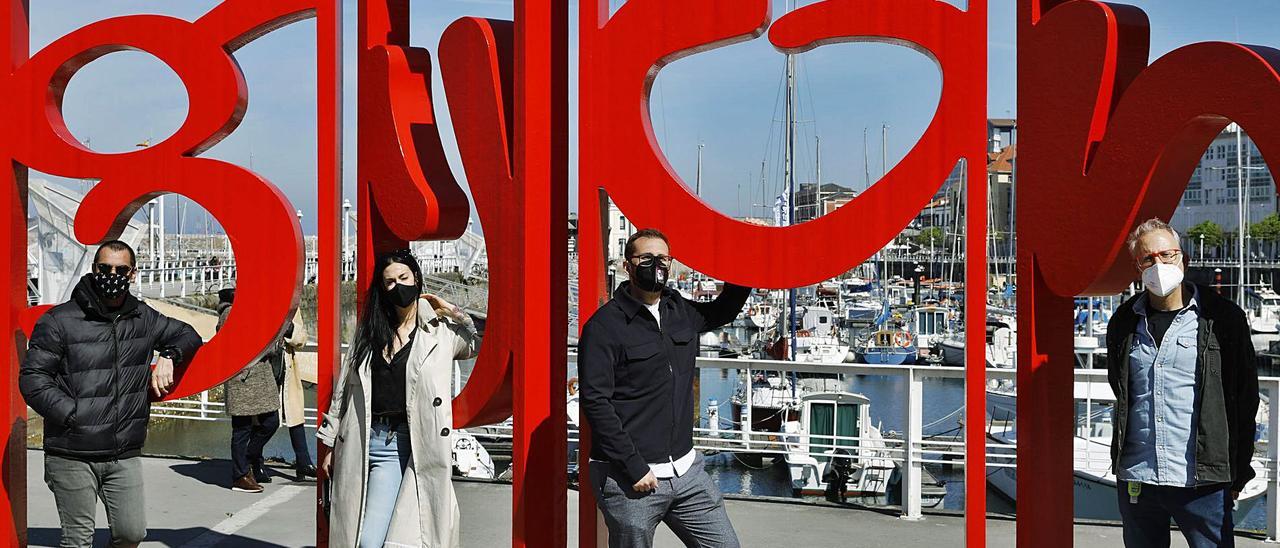 Por la izquierda, Ramón Noguera, Iria Quelle, Héctor Lasheras y Ángel de la Calle, en el Puerto Deportivo de Gijón