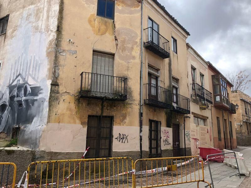 Una vivienda en ruina amenaza varias procesiones