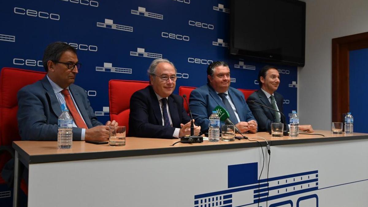 El secretario general de CECO, Joaquín Gisbert, el presidente de CECO, Antonio Díaz, el presidente de CEJ, Bartolomé Gónzalez, y el secretario general de CEJ, Mario Azañón, en la sede de CECO.