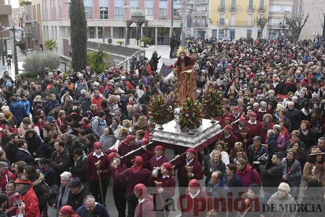 Los romeros acompañan a la Santa pese al frío.