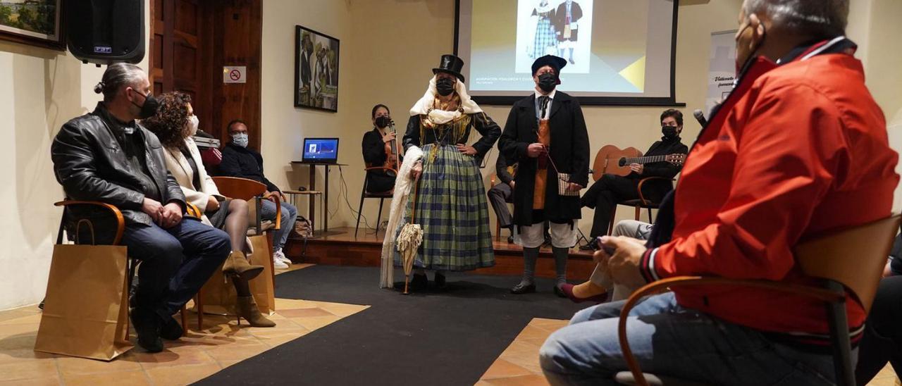 El calendario de la indumentaria del Cabildo ya está a la venta en las tiendas de Artenerife. A 6 euros y con recaudación destinada a La Palma. La Casa del Vino acogió la presentación de la colección de 12 láminas del almanaque, documentado por el Consejo de Indumentaria Tradicional.