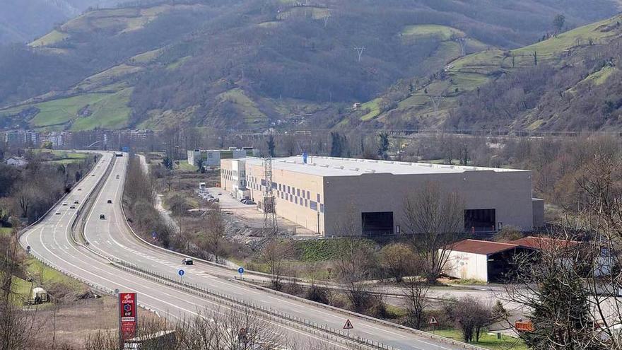 El polígono de Villallana, con la fábrica de Asla junto a la autovía pero sin accesos.