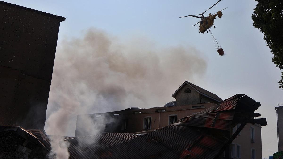 Un helicóptero del servicio de emergencias ucraniano responde a un ataque lanzado por Rusia.
