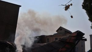 Un helicóptero del servicio de emergencias ucraniano responde a un ataque lanzado por Rusia.
