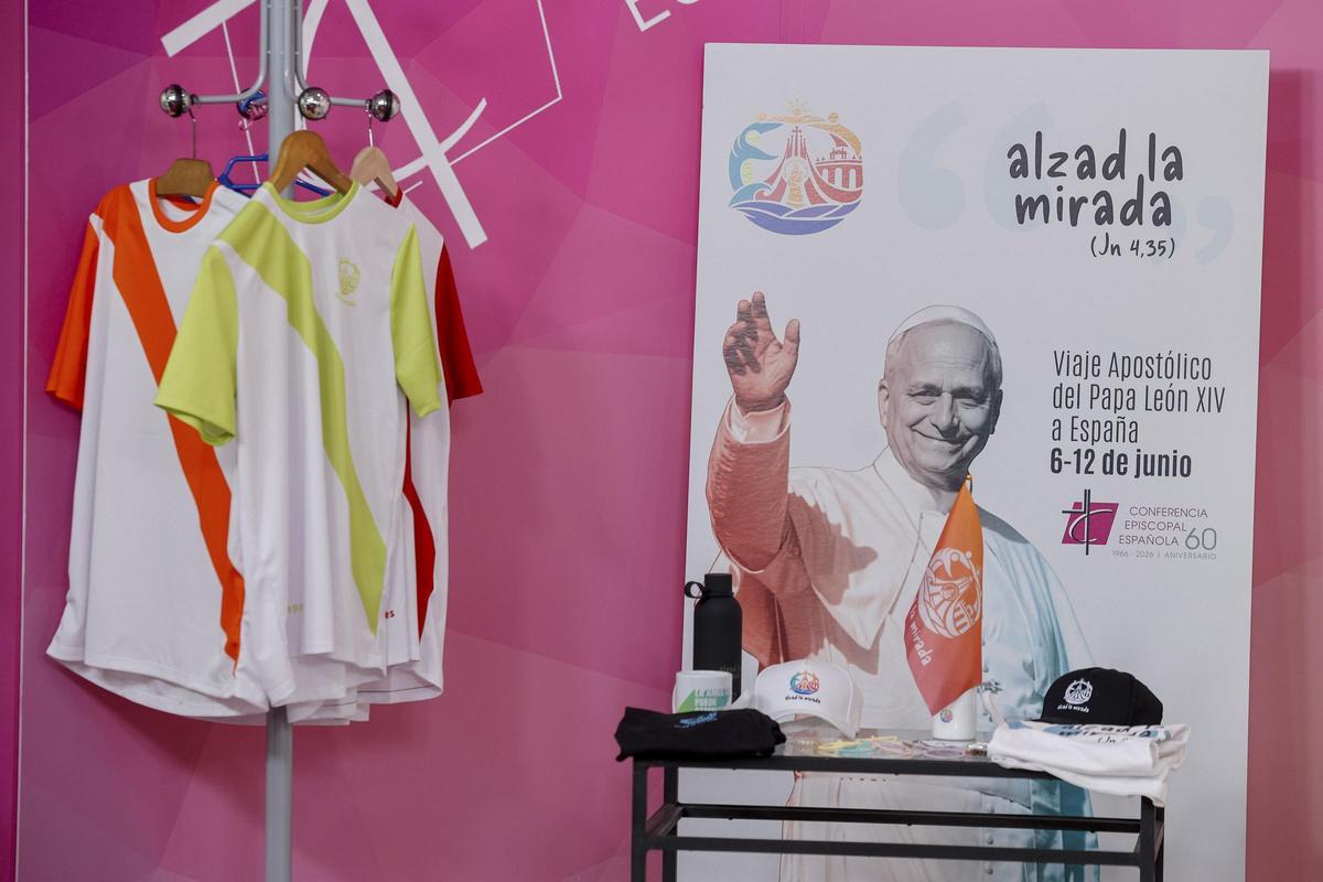 Vista de las camisetas que llevarán los voluntarios del viaje apostólico del Papa a España.