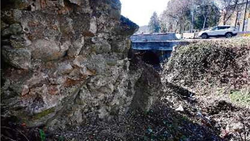 Les restes del pont medieval que han deixat al descobert les obres del nou pont del Ter.