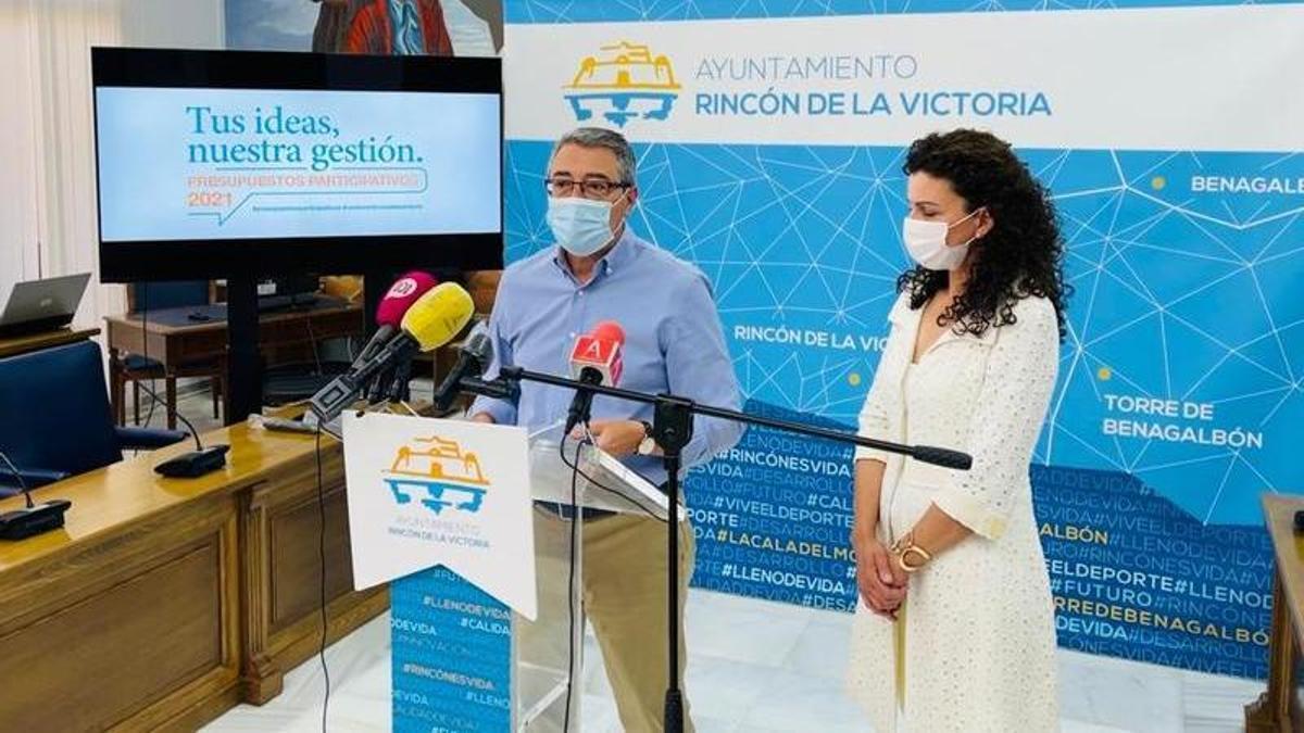 Francisco Salado y Josefa Carnero presentan el balance de los Presupuestos Participativos 2021.