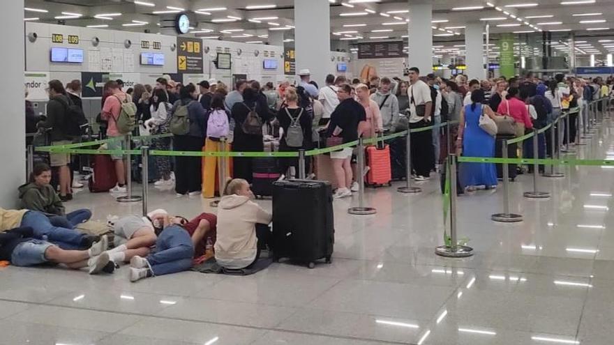 Miles de personas en tierra en el aeropuerto de Palma: siguen los retrasos en los vuelos de salida