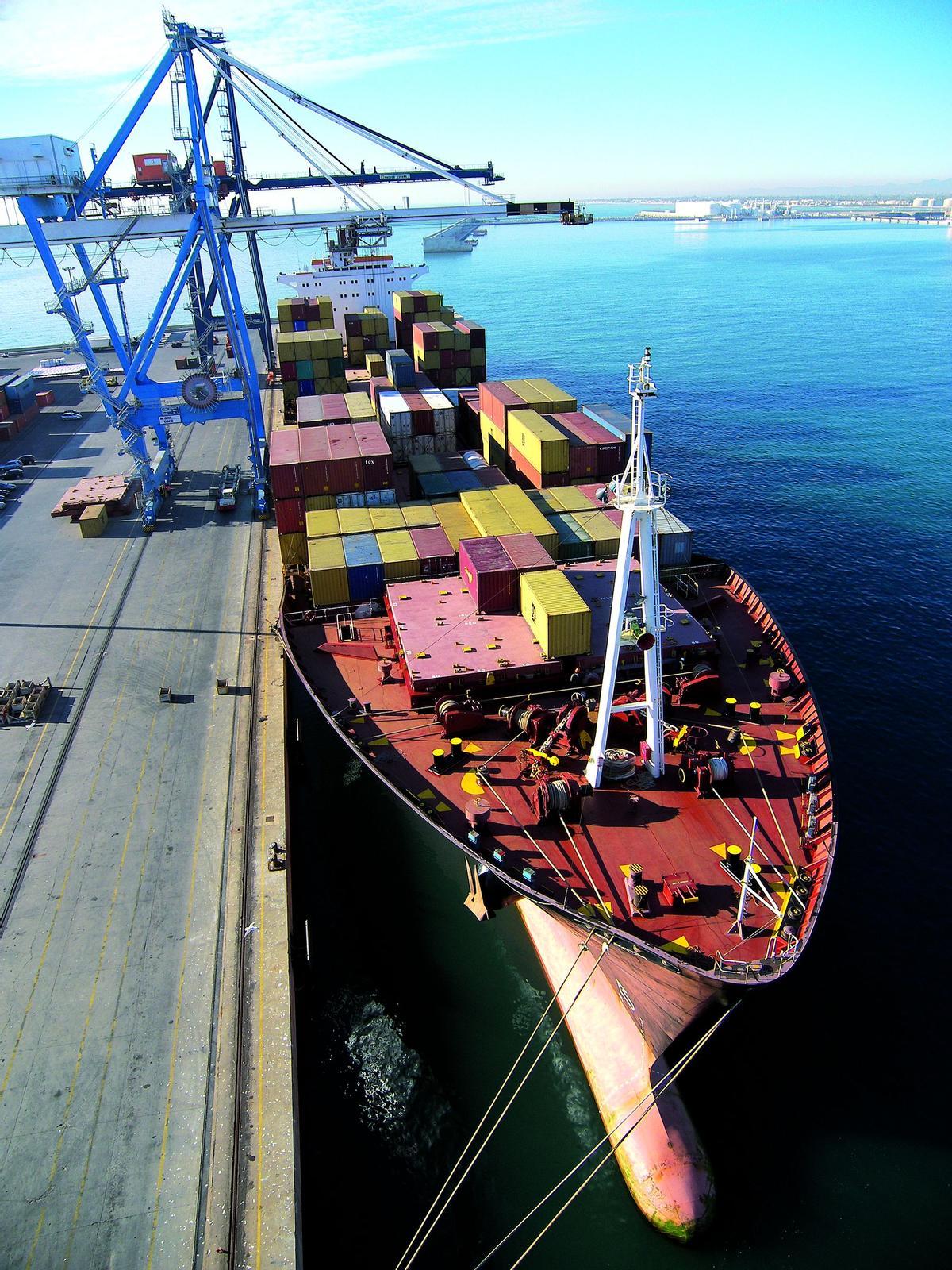 Portacontenedores en el muelle del centenario de PortCastelló.