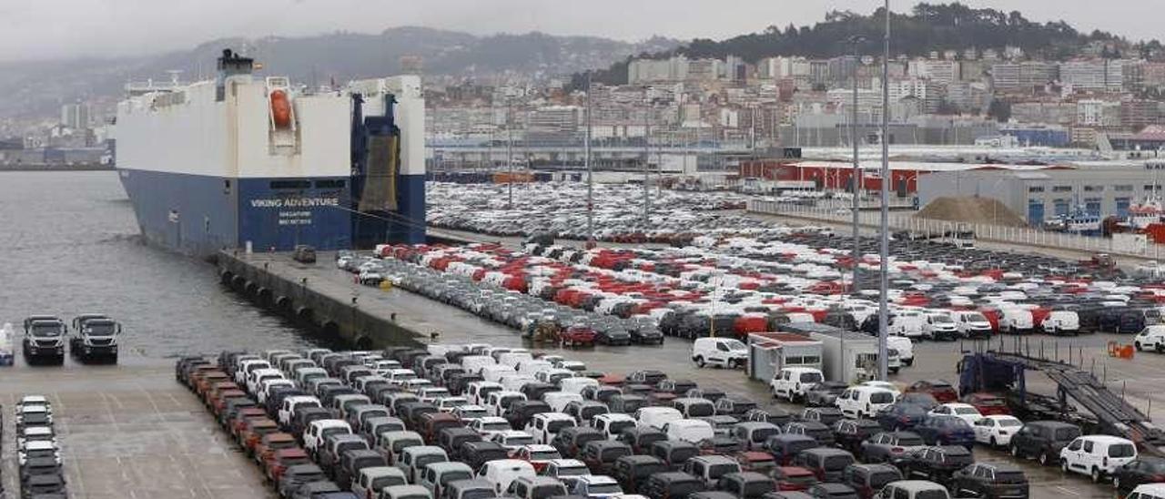 La explanada de la terminal de Bouzas, repleta de vehículos. // R. Grobas