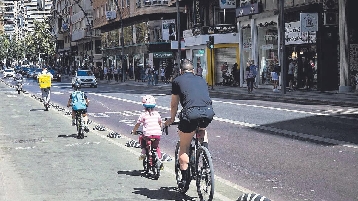 La Gran Vía, una de las calles que deberá tener restricciones al tráfico de coches.