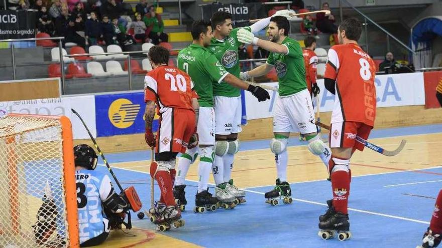 Payero, Di Benedetto y Miras se abrazan para celebrar un gol del Liceo ante el Arenys de Munt.