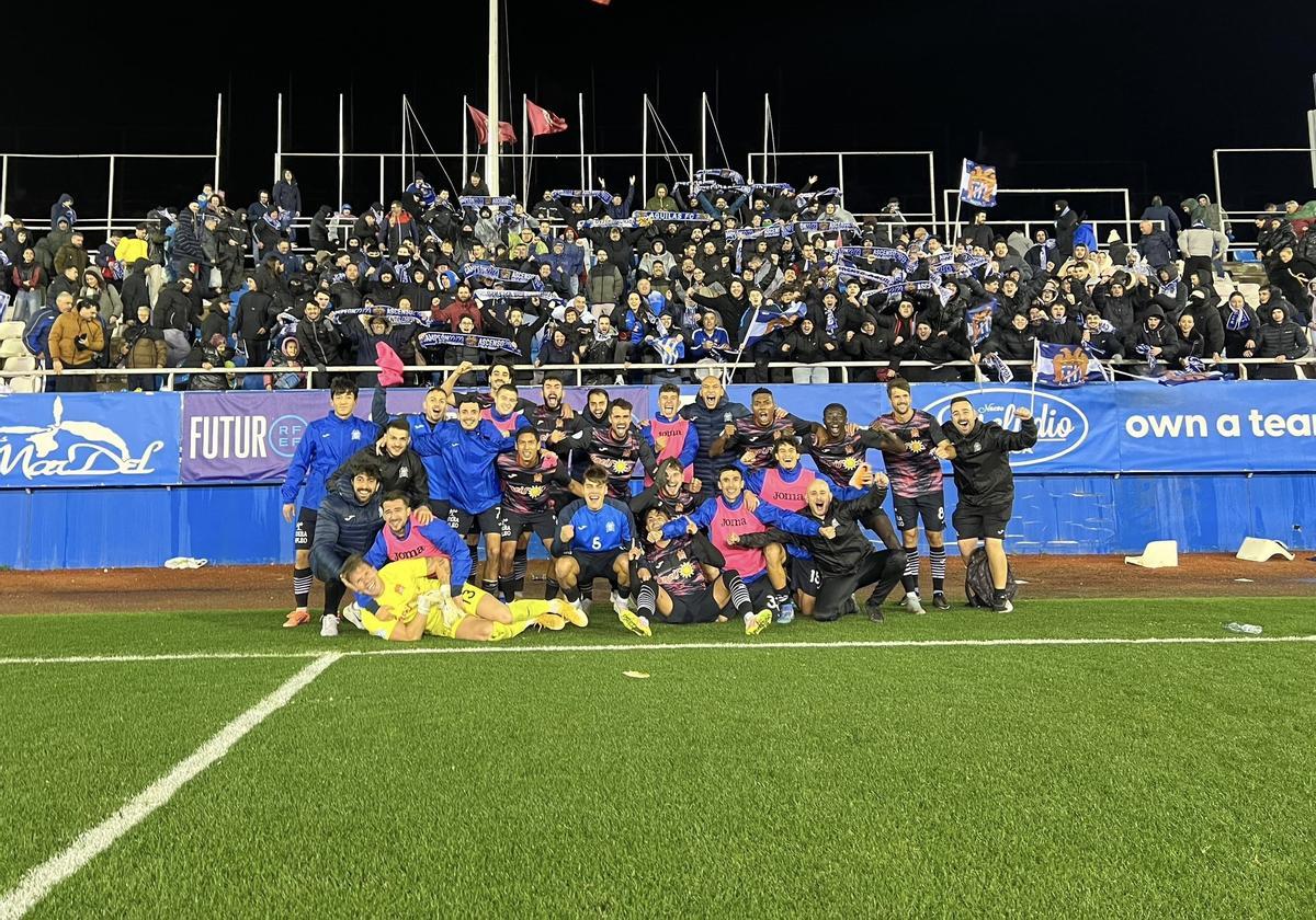 La plantilla del Águilas FC celebrando la victoria ante el Lorca Deportiva en el Artés Carrasco.