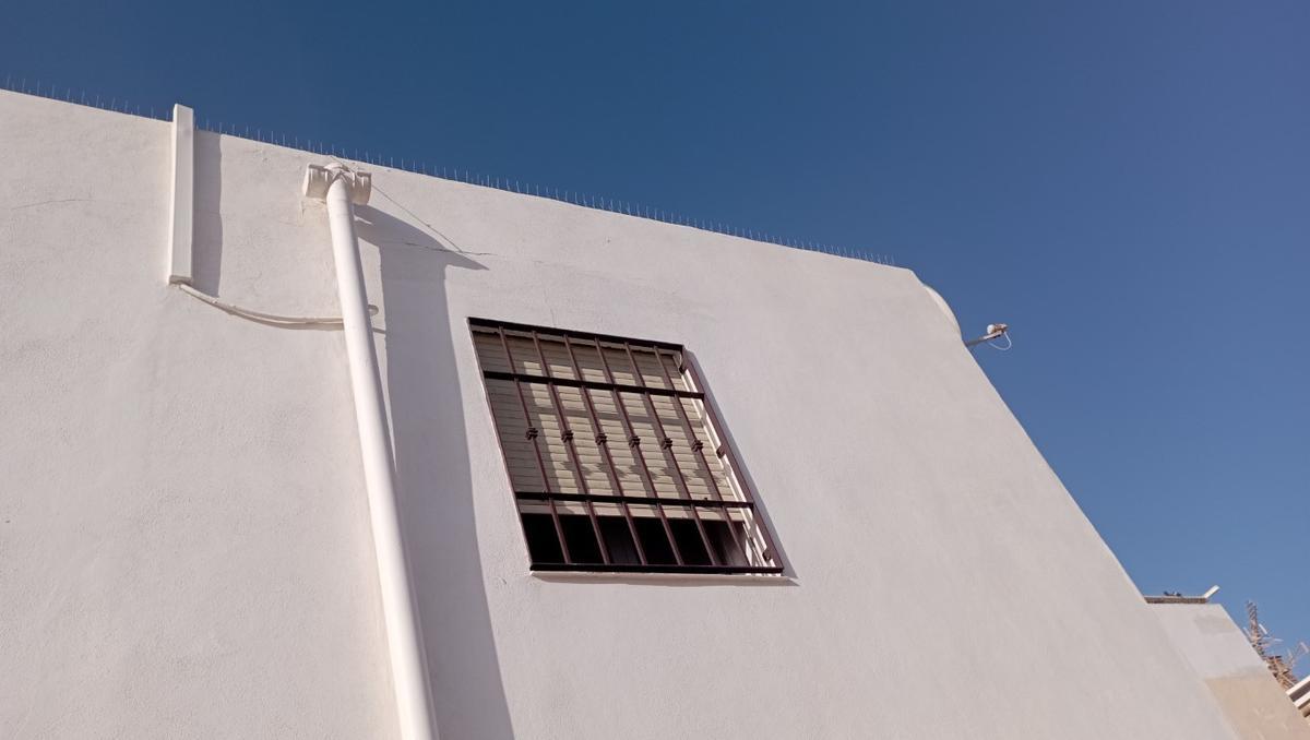 Grietas en una casa de la plaza de Las Palmeras, por las obras del paseo marítimo, critican los vecinos.