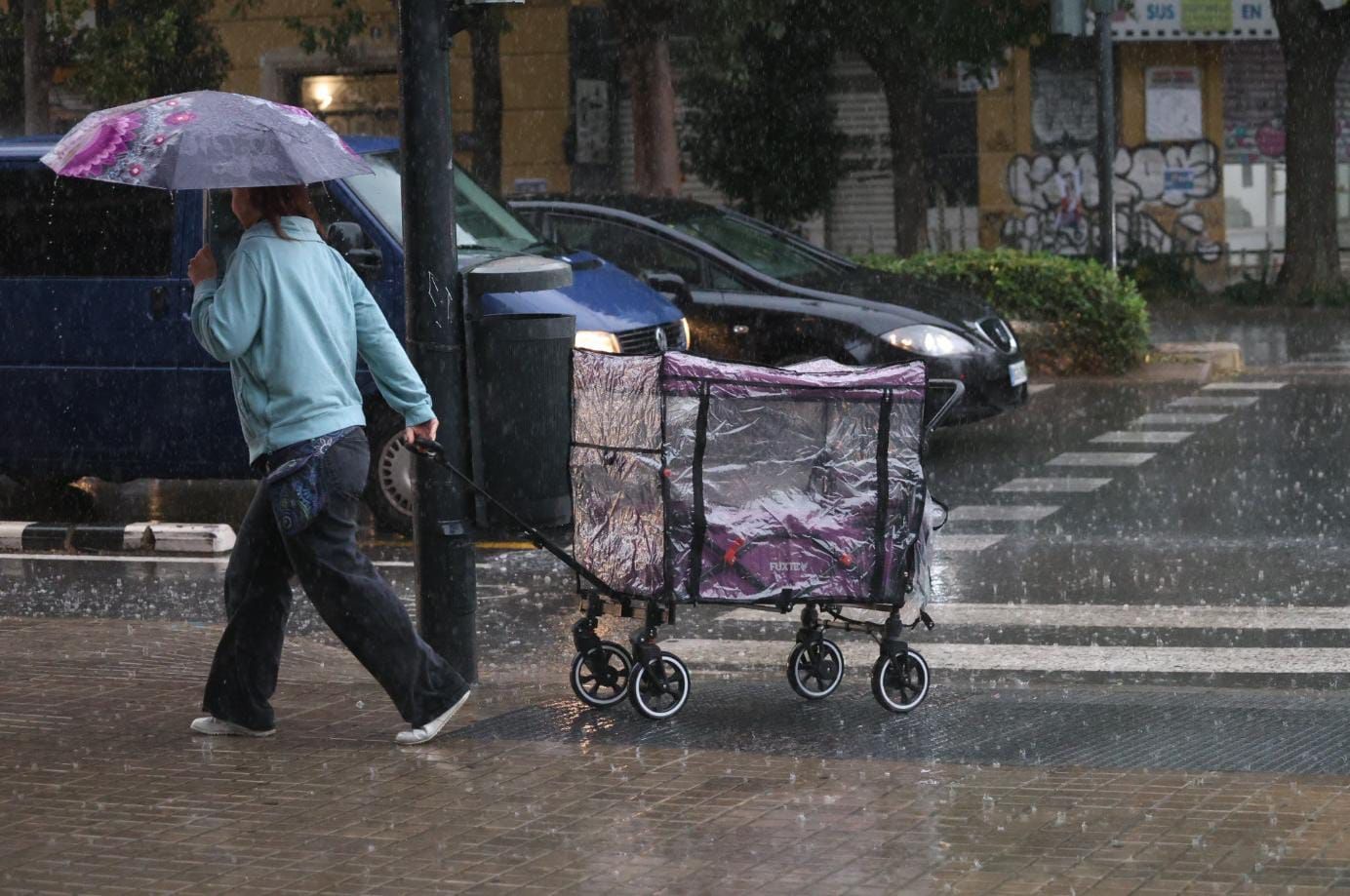 La lluvia descarga con fuerza en València