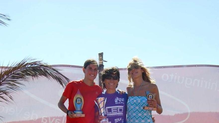 Arriba, el podio de la categoría femenina. Sobre estas líneas, niños del cross.