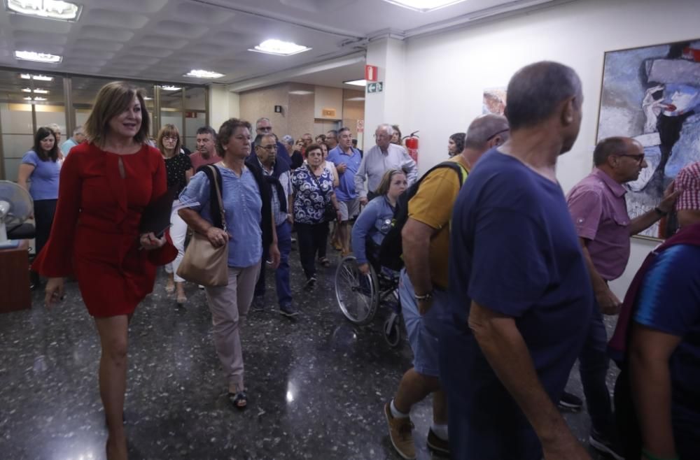 Abel Caballero recibe a unos 60 vecinos de Ons en el Concello