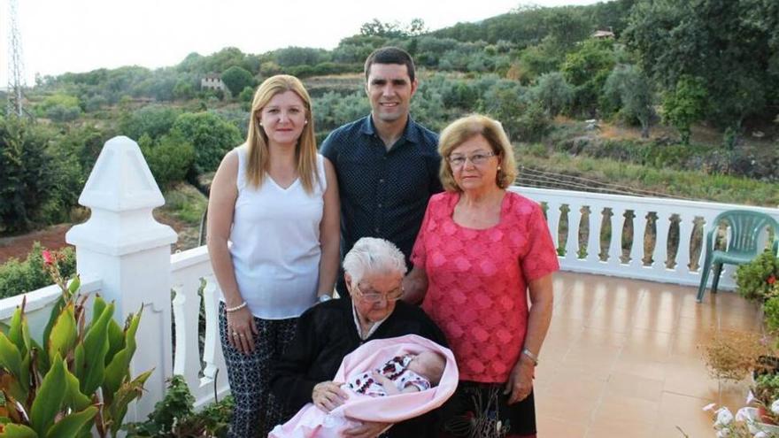 Una familia de Aldeanueva de la Vera consigue reunir cinco generaciones