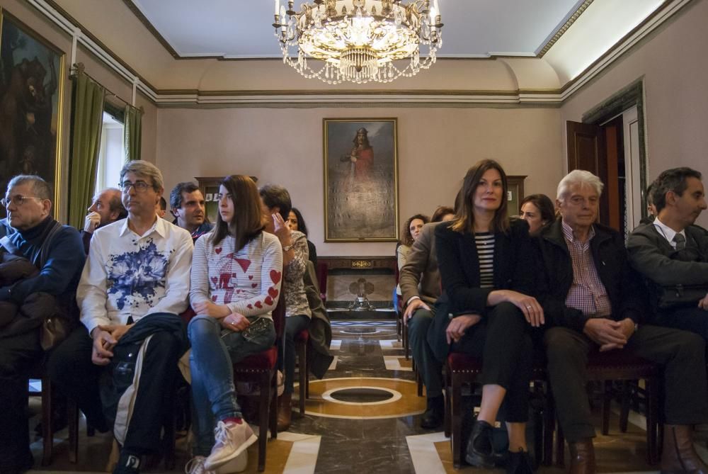 Reunión de Wenceslao López con comerciantes afectados por en incendio de la calle Uría