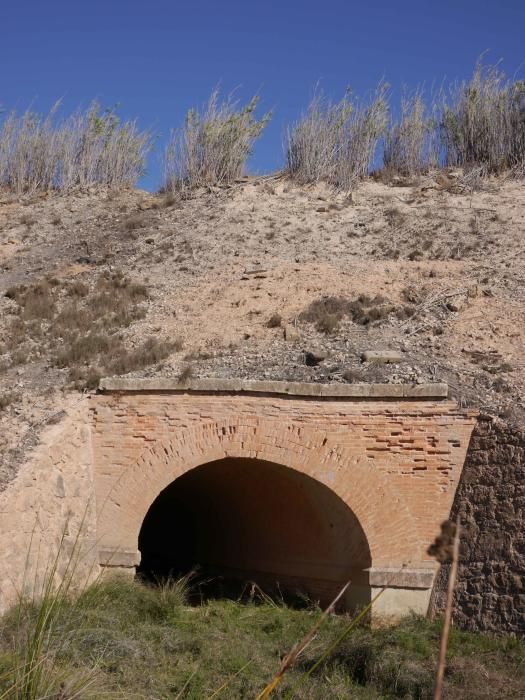 El mismo puente, con el talud abandonado por donde discurría la antigua vía de tren.