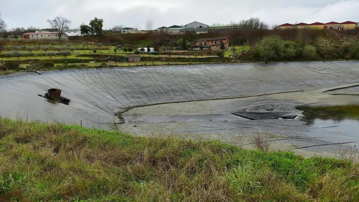 La balsa perdió todo el agua.