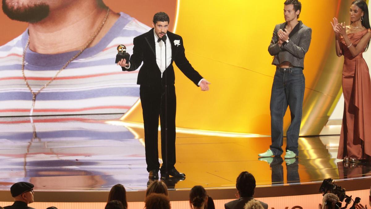 GRAMMY ICE BAD BUNNY | Bad Bunny hace historia en los Grammy y clama contra el ICE: «Fuera ICE»